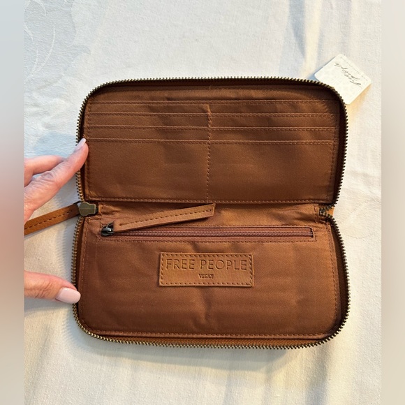 Free People Zip Around Wristlet - Vegan Leather New In Original Wrapping - Picture 4 of 4